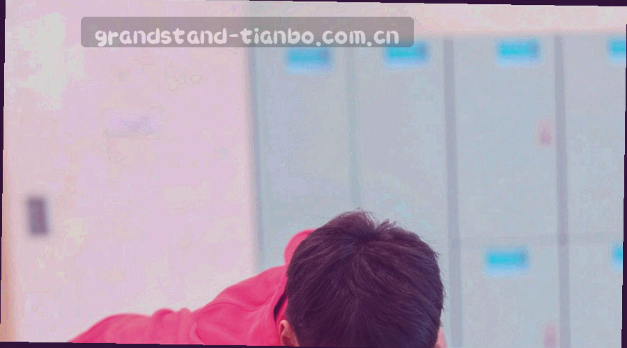 足球比赛中球员带球突破瞬间的剪影